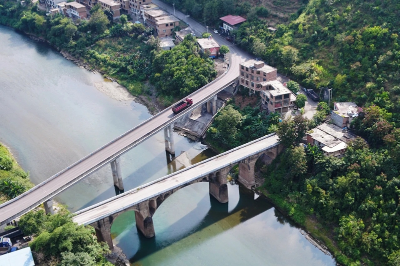 4 圖為新舊發耳大橋。王建霞 攝.jpg