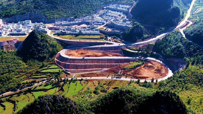 6 圖為G246盤州趙官至補西埡口公路(趙官至大山段)施工中。李建祥 攝.jpg