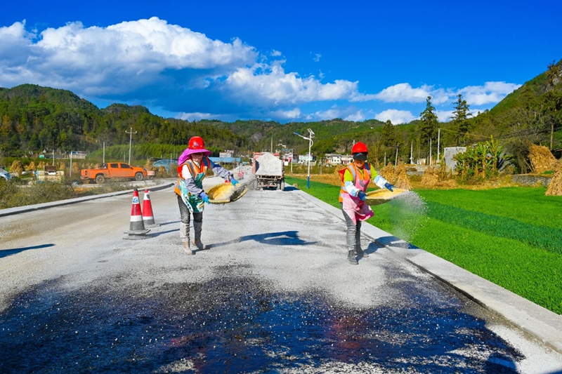 9 圖為項目建設吸納當地群眾就業。李建祥 攝.jpg