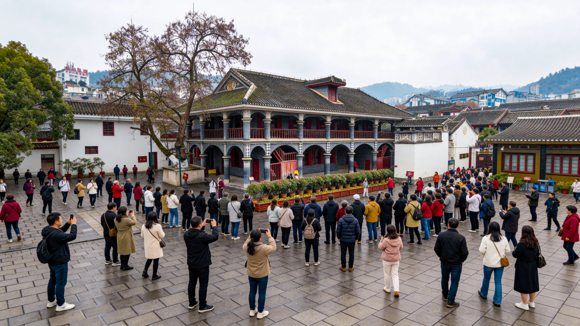 游客駐足遵義會議會址，打卡留念。