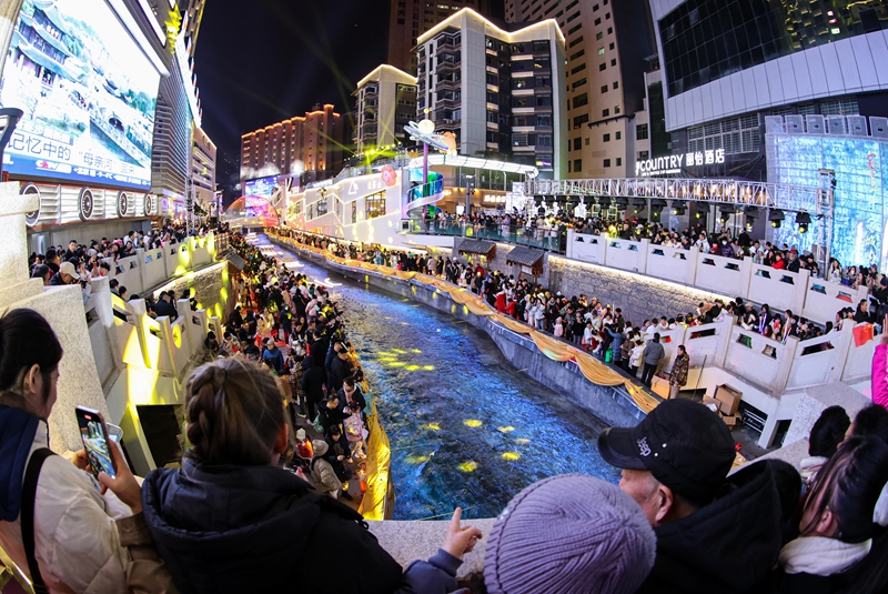 夜幕降臨,太平路街區人頭攢動。郭然攝