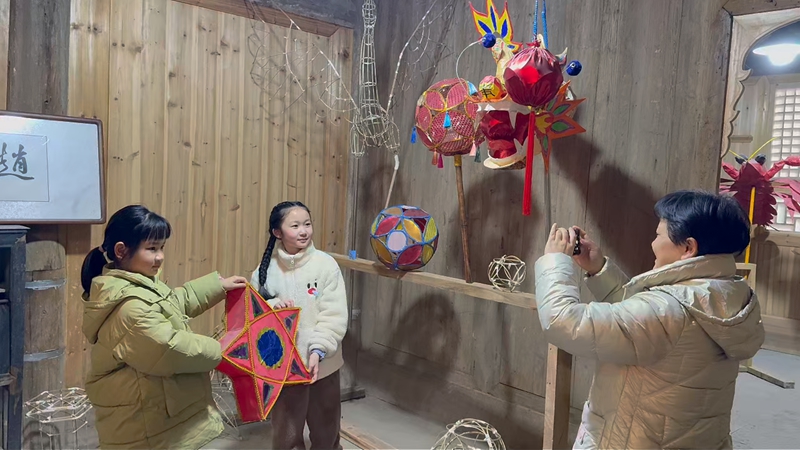 小朋友們拿著心儀的非遺作品拍照留念。高談 攝.jpg