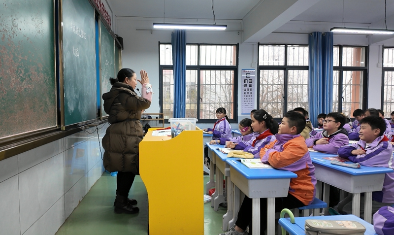 老師通過主題班會普及流感防控知識。彭垚 攝.jpg