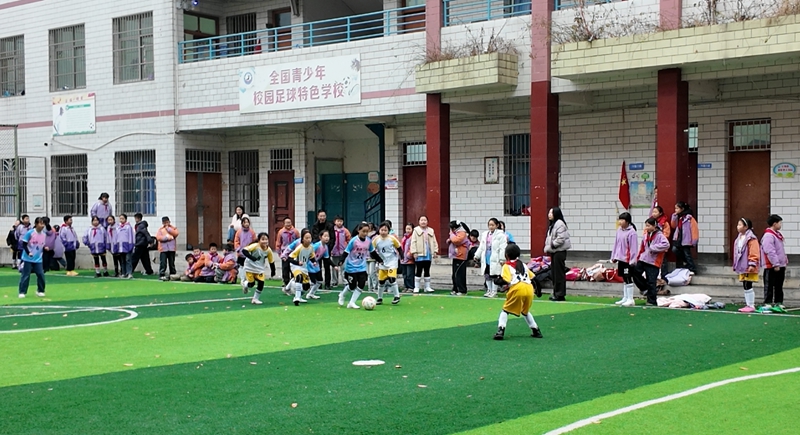 同學們利用課件時間踢足球。