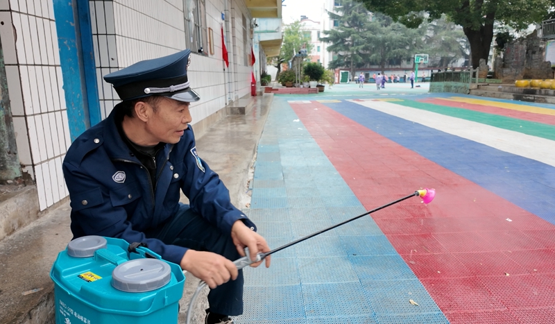學校保安正在進行區域消殺。