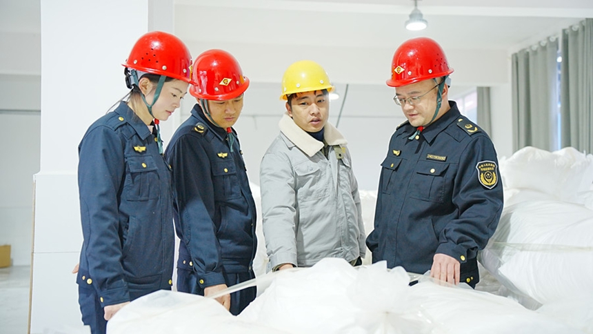 5、岑鞏縣質量“一站式”服務站服務專員在柏森香料公司查看產品質量。（吳祥華 攝）