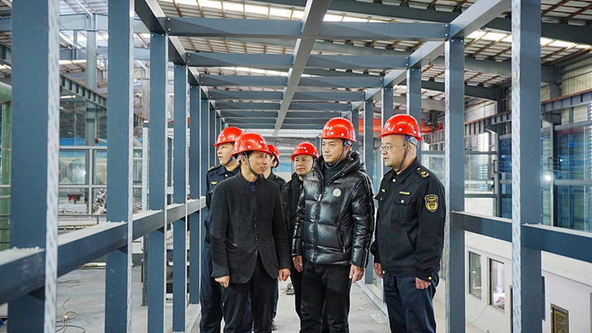 2、服務專員向華星冶金公司負責人講解特種設備安全監管政策及規范要求。（吳祥華 攝）