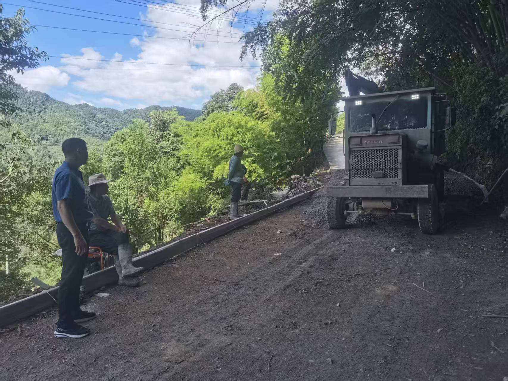 施工隊(duì)施工。