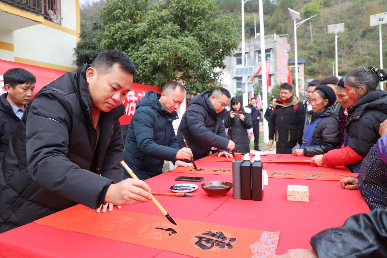 書法家書寫春聯。