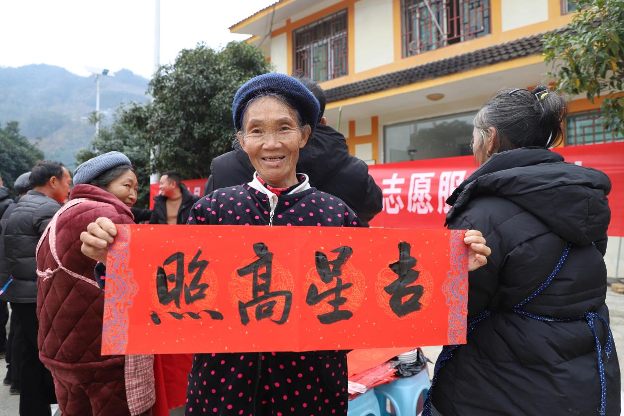 村民展示春聯。