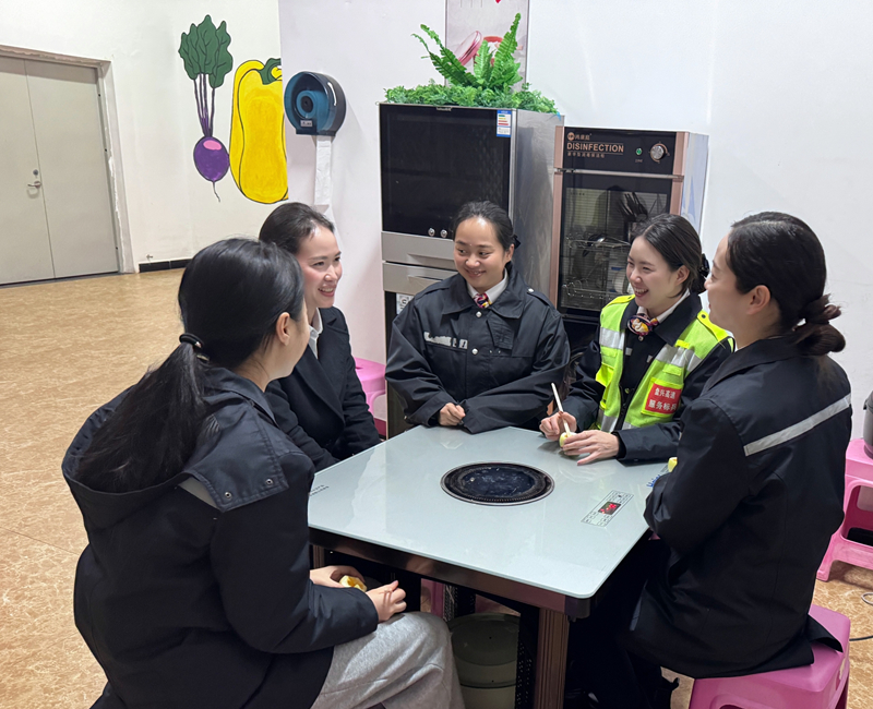 班組成員拉家常。