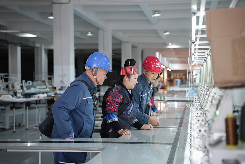 凱里施秉供電局供電員在逐一細致檢查舞水云臺商品旅游開發有限公司用電情況。