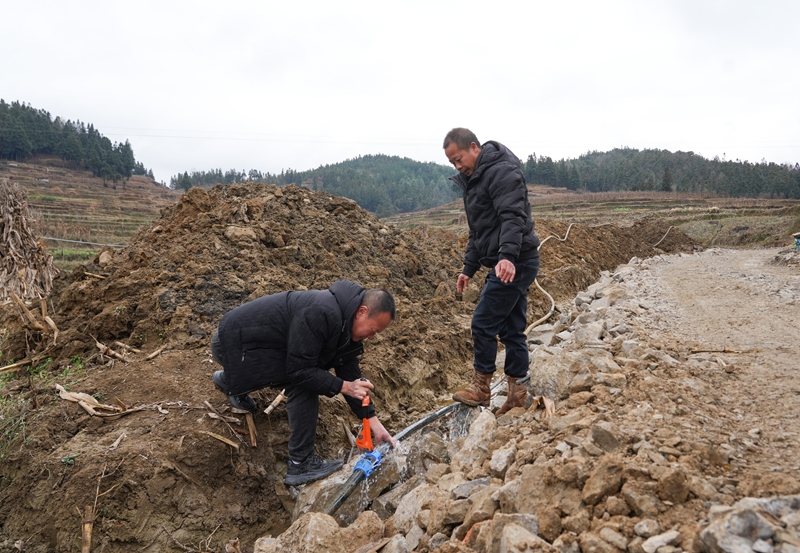 2026年1月4日,貴州省畢節(jié)市納雍縣沙包鎮(zhèn)秀才壩村,縣水務(wù)局“抗凝凍·保供水”工作組在檢修損壞管道。 楊 英 攝.jpg