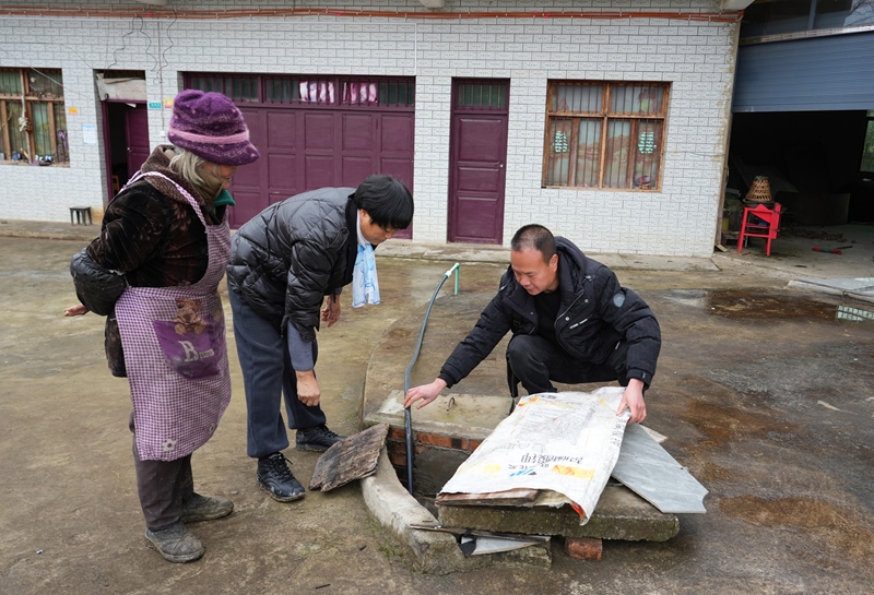 2026年1月4日,貴州省畢節(jié)市納雍縣沙包鎮(zhèn)秀才壩村,縣水務(wù)局“抗凝凍·保供水”工作組及村干部察看群眾水池儲水情況。 楊英 攝.jpg
