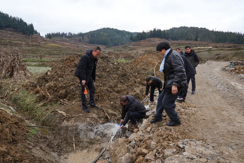 2026年1月4日,貴州省畢節(jié)市納雍縣沙包鎮(zhèn)秀才壩村,縣水務(wù)局“抗凝凍·保供水”工作組與村干部一起檢修損壞管道。 楊英 攝.jpg