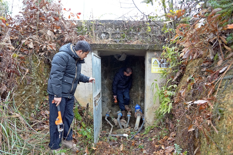 2026年1月4日, 貴州省畢節(jié)市納雍縣沙包鎮(zhèn)秀才壩村,村干部排查總水池閘閥。 楊英 攝.jpg