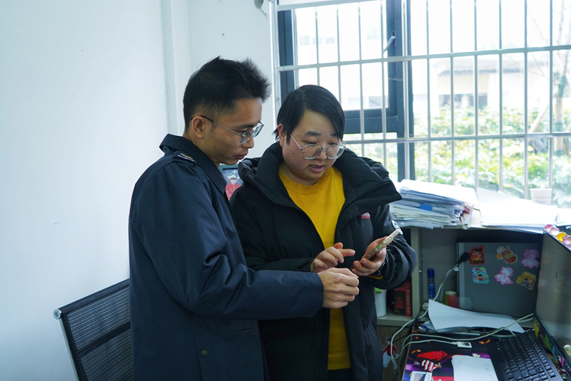 稅務(wù)干部到企業(yè)輔導(dǎo)“交易即反向開票”。