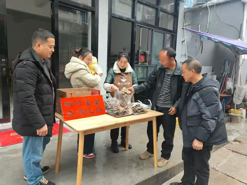 施秉縣白垛鄉駐村工作隊員打包出售平菇。