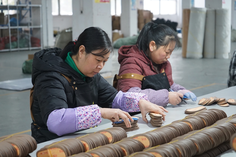 貴州七鑫鞋業科技有限公司車間內，工人們正忙著生產鞋類及勞動保護用品。黃源匯 攝.JPG