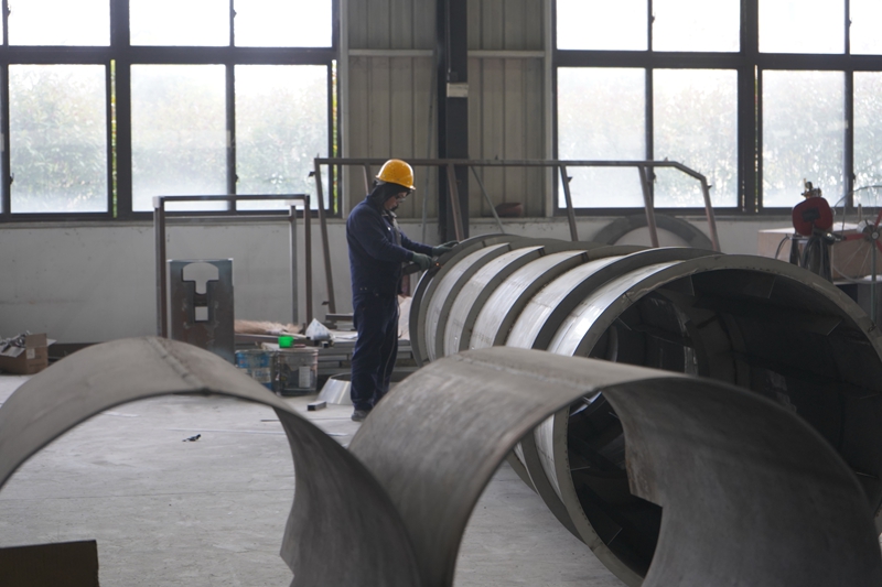 在貴州金三葉機械制造有限公司車間內，工人正在對設備進行焊接。黃源匯 攝.JPG