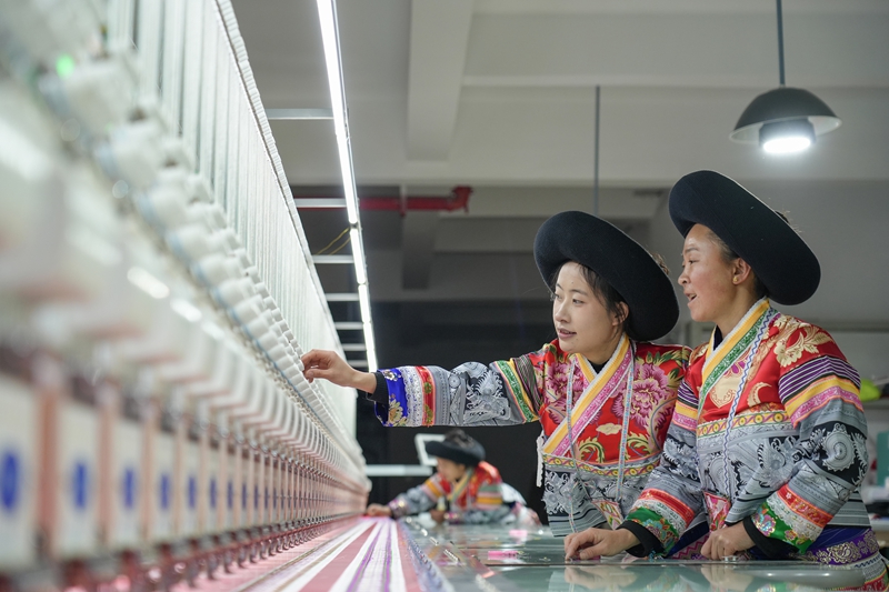 2026年1月5日，貴州省畢節市納雍縣豬場鄉富納蠟染刺繡農民專業合作社，繡娘在調式機器。 楊英攝