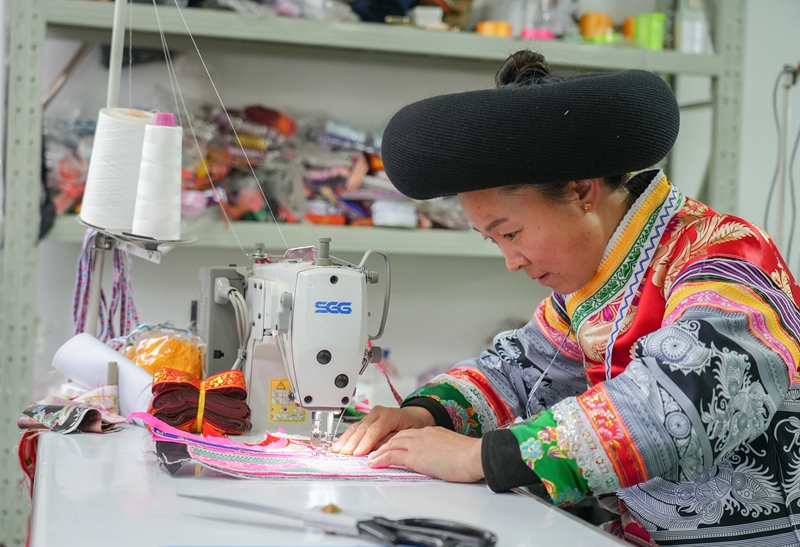 2026年1月5日,貴州省畢節市納雍縣豬場鄉富納蠟染刺繡農民專業合作社,繡娘在機車圍裙。 楊英攝