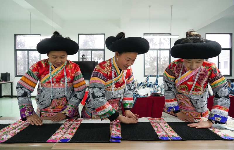 2026年1月5日，貴州省畢節市納雍縣豬場鄉富納蠟染刺繡農民專業合作社，繡娘在整理裙褶。 楊英攝