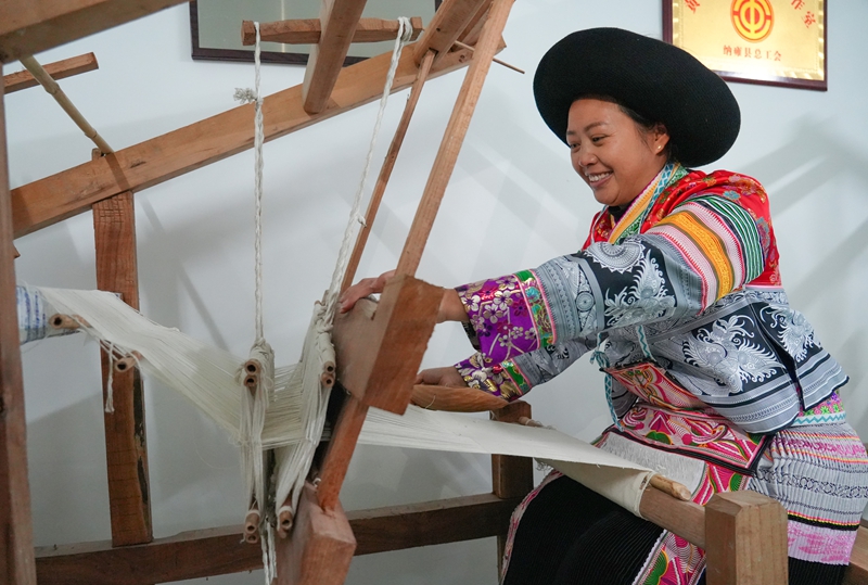 2026年1月5日,貴州省畢節市納雍縣豬場鄉富納蠟染刺繡農民專業合作社,繡娘在手工織布。 楊英攝