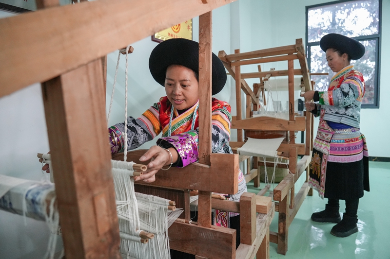 2026年1月5日,貴州省畢節(jié)市納雍縣豬場(chǎng)鄉(xiāng)富納蠟染刺繡農(nóng)民專(zhuān)業(yè)合作社,繡娘在手工織布。 楊英攝