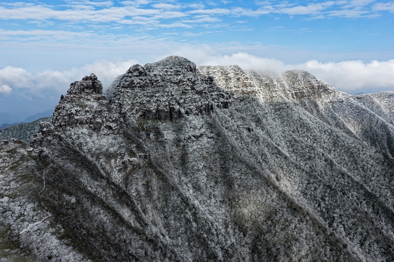 梵凈山霧凇沐金，雪霽如畫。