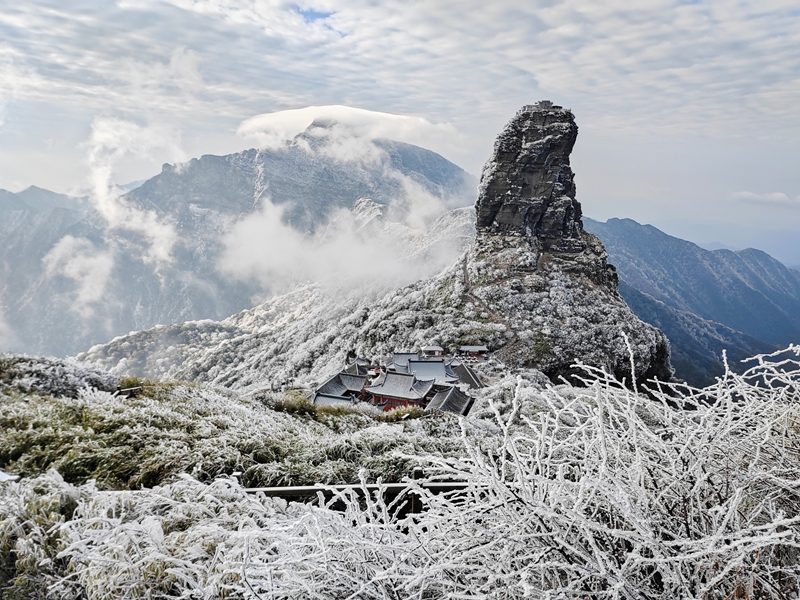 梵凈山霧凇沐金，雪霽如畫。