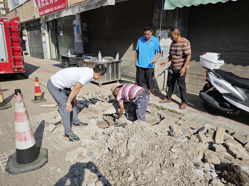 圖為：集鎮污水管網鋪設