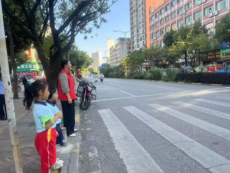 圖為：志愿者監督有無闖紅燈行為