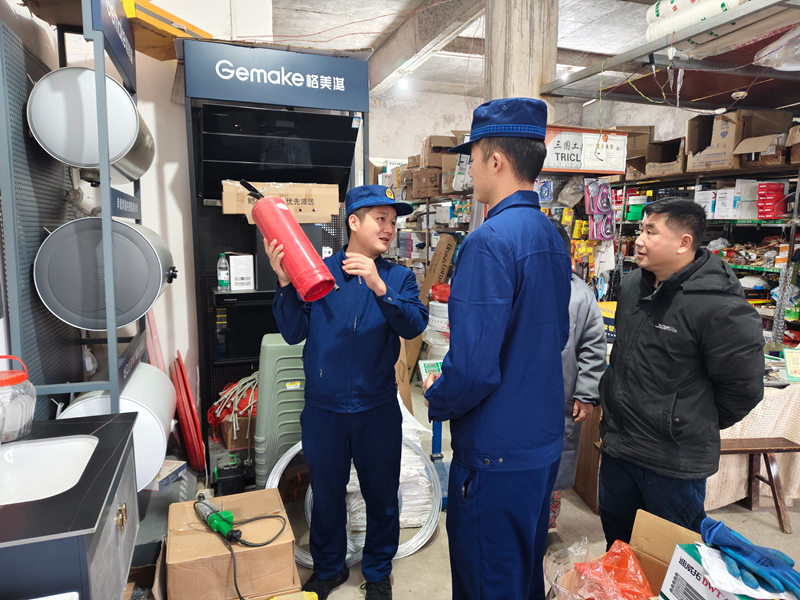 消防員向商戶講解滅火器使用要點(diǎn)。