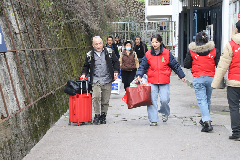 圖為施秉縣楊柳塘鎮(zhèn)志愿者正在火車站給返鄉(xiāng)的群眾搬運(yùn)行李。