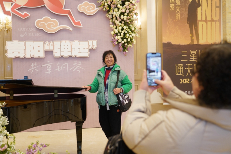 1 游客打卡貴陽“彈起”