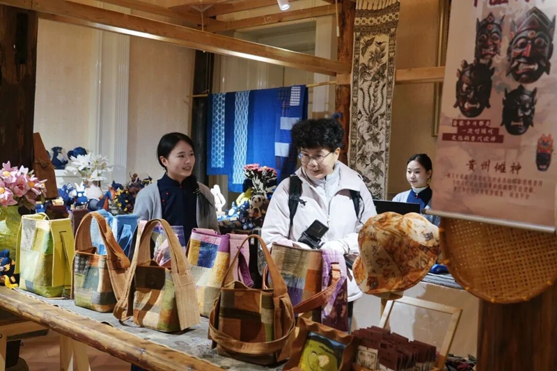 2 游客在“格物山夏”內選購