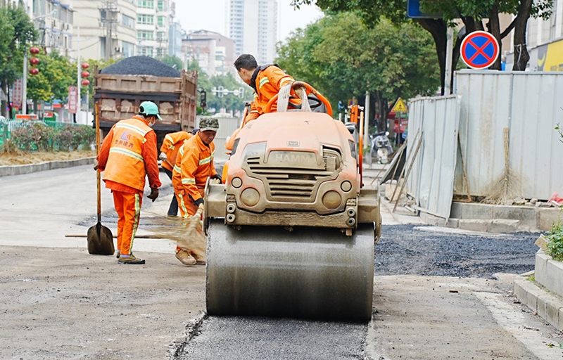 1.岑鞏縣?水城區的燃氣管網建設現場，施工人員正全力推進路面瀝青鋪設作業。（吳祥華 攝）