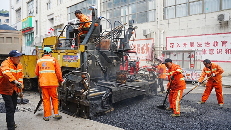3.岑鞏縣?水城區的燃氣管網建設現場，施工人員正全力推進路面瀝青鋪設作業。（吳祥華 攝）