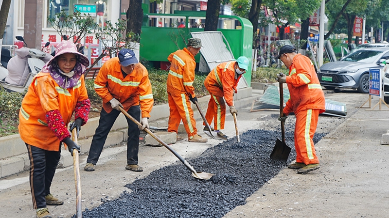 4.岑鞏縣?水城區的燃氣管網建設現場，施工人員正全力推進路面瀝青鋪設作業。（吳祥華 攝）