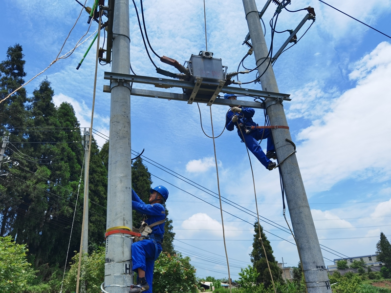 清鎮(zhèn)供電局工作人員正在開展搶修作業(yè)。.jpg