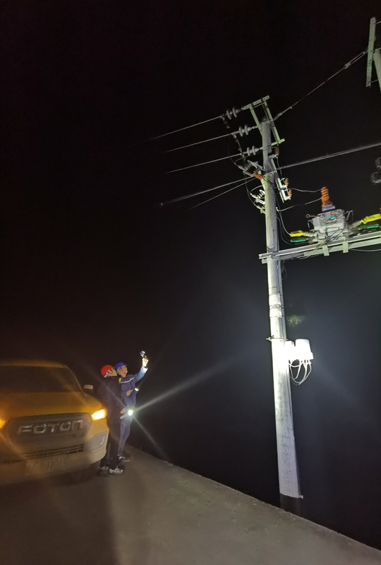 清鎮(zhèn)供電局工作人員夜巡測溫保供電。.jpg