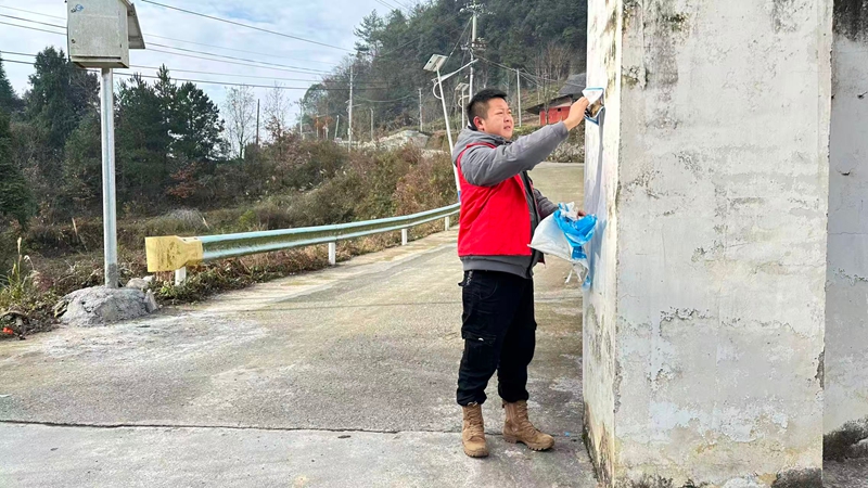 付玉鋒參與村居環(huán)境整治：鏟除亂貼亂畫、 過期宣傳海報。.jpg