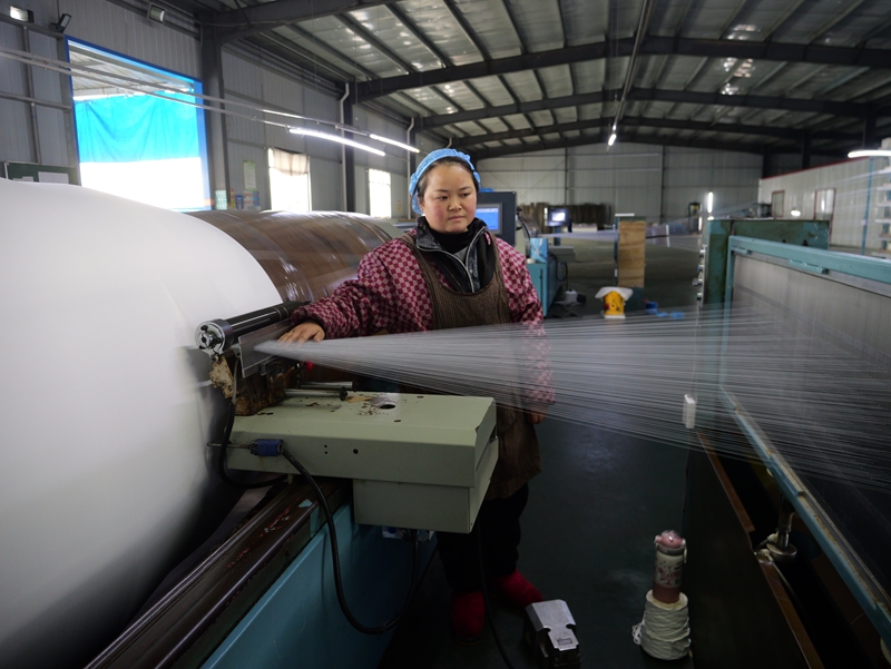 工人正在分條整經。