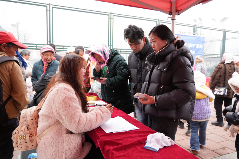 求職者們在感興趣的企業(yè)展位前咨詢。