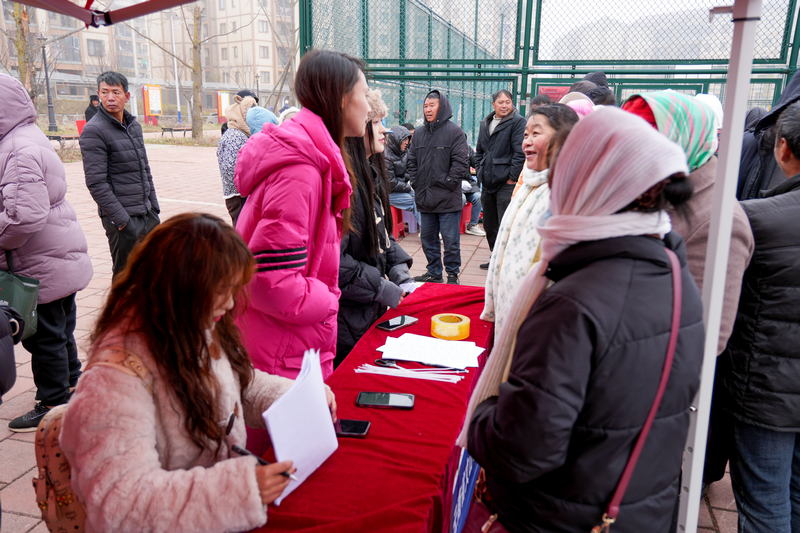 企業(yè)招聘負(fù)責(zé)人與求職者面對面溝通交流。