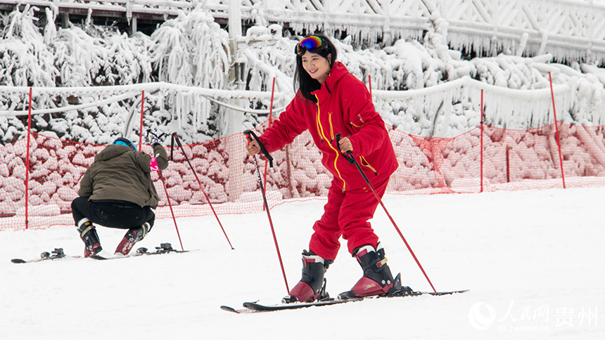 游客在梅花山國(guó)際滑雪場(chǎng)滑雪。人民網(wǎng) 黃小桃攝