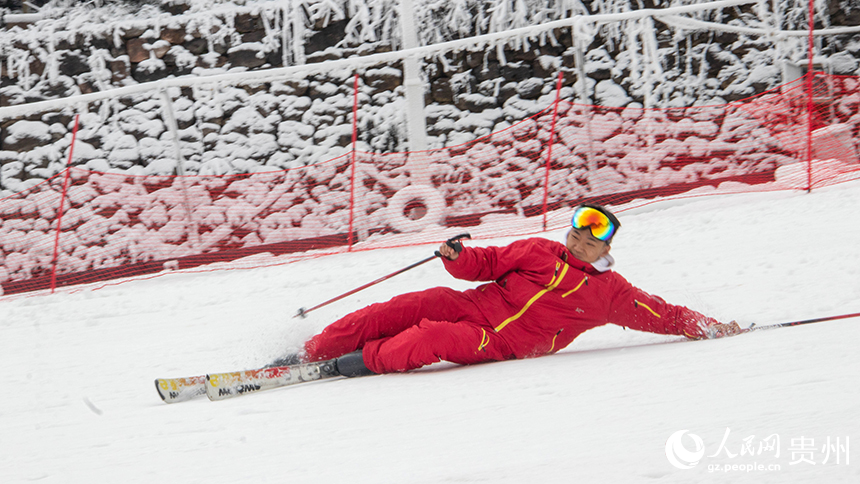 游客在梅花山國際滑雪場滑雪。人民網(wǎng) 黃小桃攝