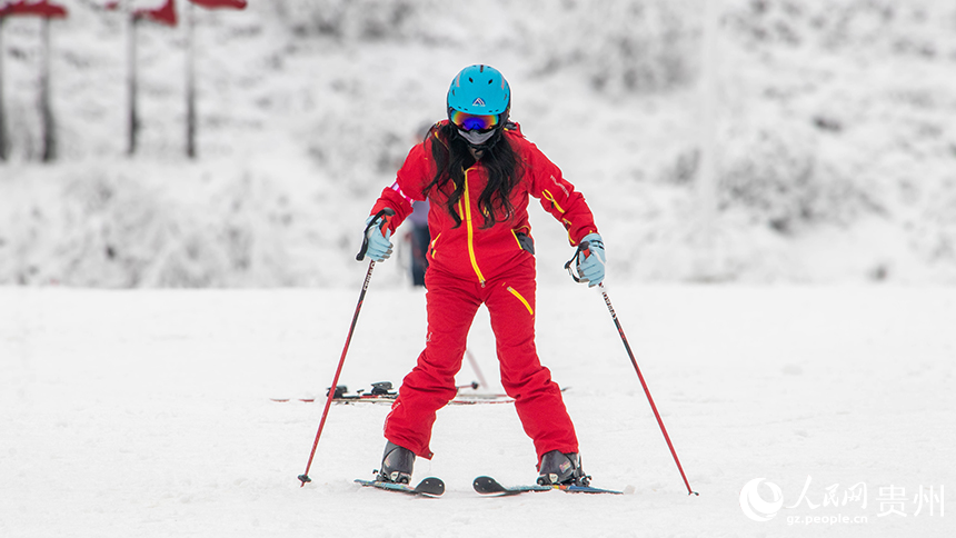 游客在梅花山國際滑雪場滑雪。人民網 黃小桃攝