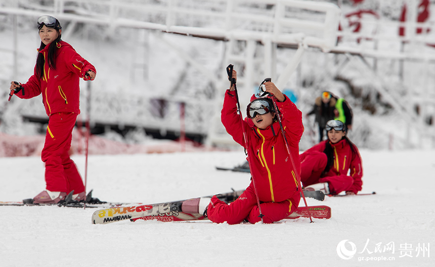 游客在梅花山國(guó)際滑雪場(chǎng)滑雪。人民網(wǎng) 黃小桃攝